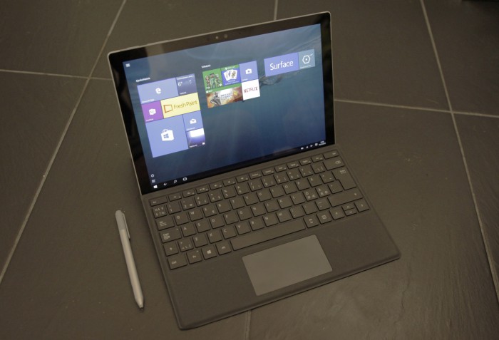 Surface Pro 4 uuden Type Coverin ja Surface-kynän kera