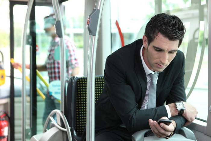 Älypuhelimia käytetään usein bussissa, jos ihminen on yksin. Tämä onkin sosiaalista Kuva: Wired