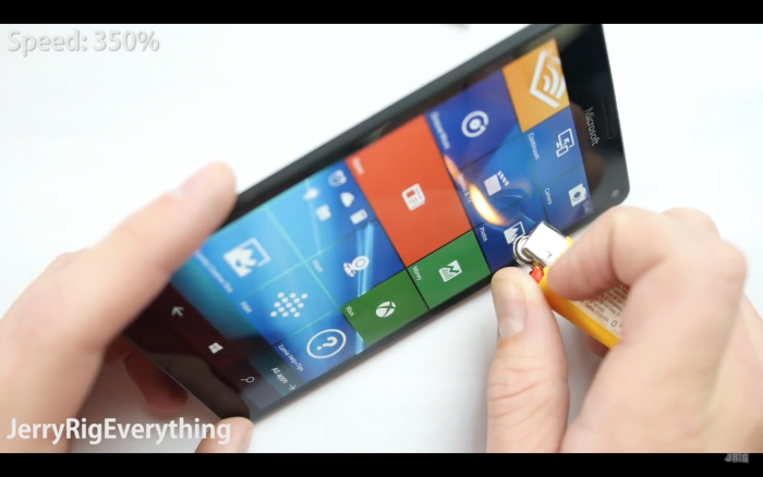 Kuvakaappaus Lumia 950 XL:n kidutusvideosta.