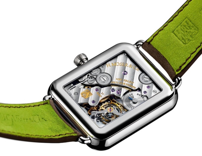 Swiss Alp Watchin takaosasta löytyy safiirilinssi, joka paljastaa kellon näyttävän koneiston.