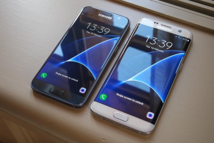 Galaxy S7 (vasemmalla) ja suurempi Galaxy S7 edge