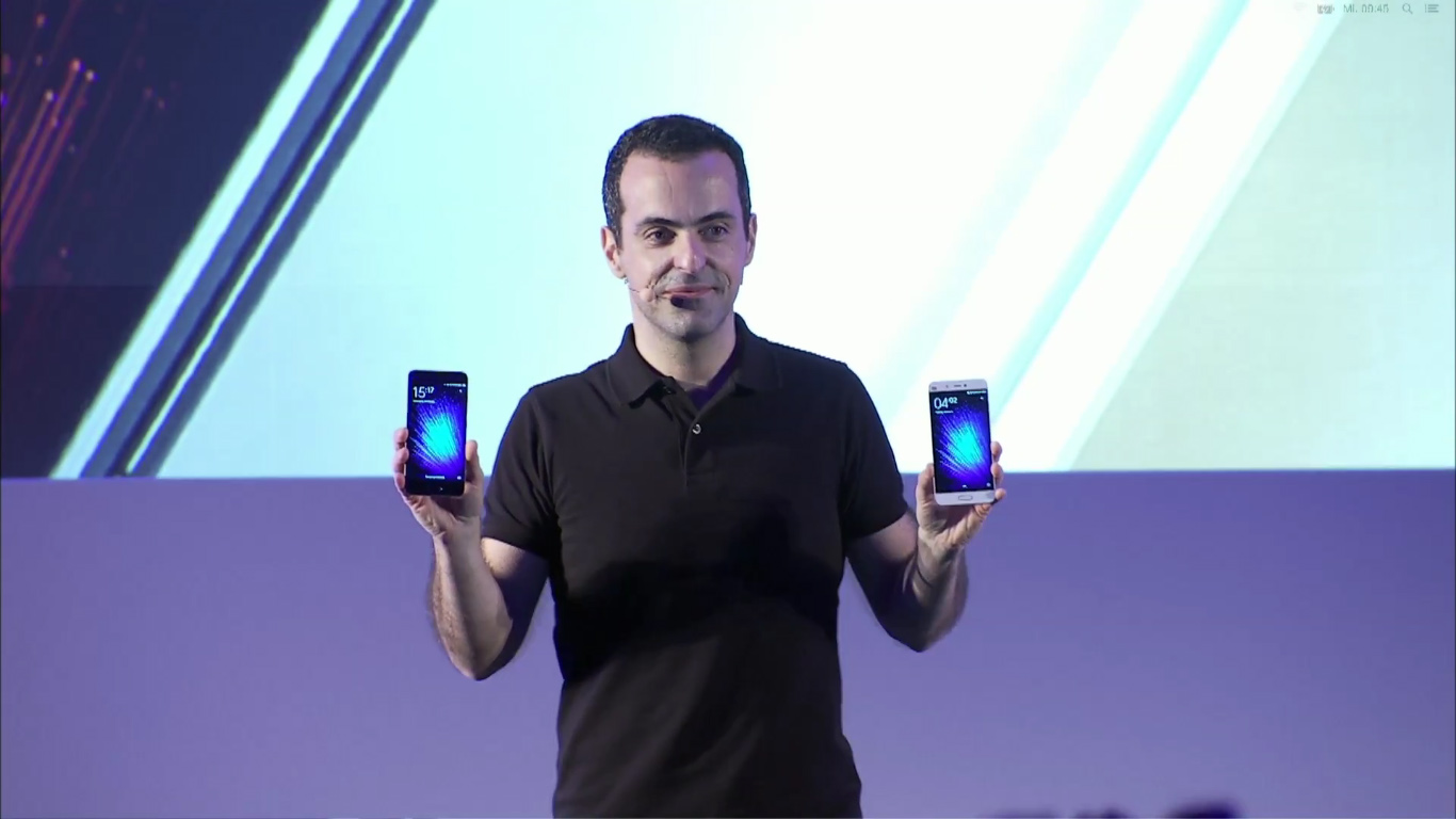 Hugo Barra esittelemässä Xiaomi Mi 5 -älypuhelinta MWC:ssä