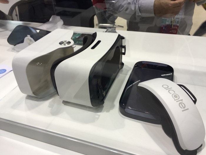 Alcatelin puhelimen myyntipakkaus onkin VR-silmikko.