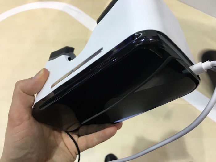 Myyntipakkauksesta muodostuu aivan kelvollinen virtuaalitodellisuuden kehikko. Pakkaus on muovia, ja itse asiassa kokonaisuutena ratkaisu muistuttaa yllättävän paljon ulkoisesti Samsungin Gear VR -laitettakin.