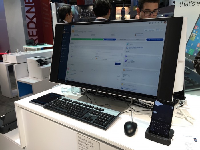 HP esitteli Elite x3:a MWC-messuilla suureen näyttöön kiinnitettynä Desk Dock -telakassa
