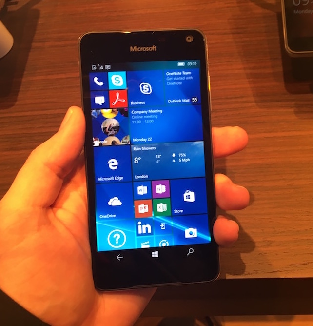 Lumia 650 -puhelin tulee heti Windows 10 Mobilella.