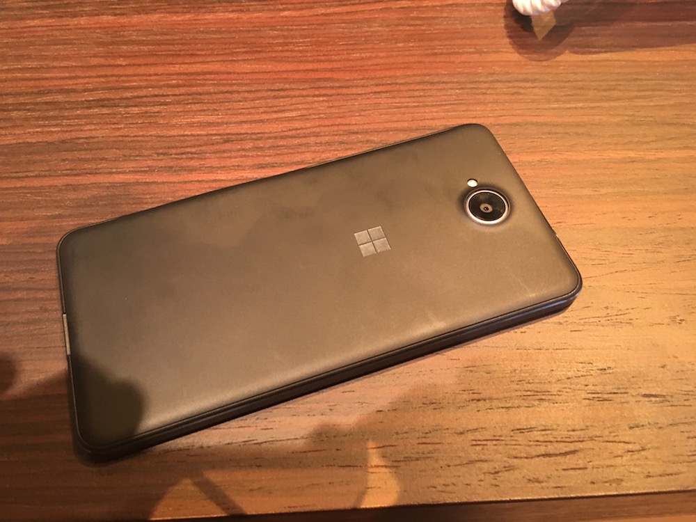 Takaa Lumia 650:stä löytyy vain kamera sekä Windows-logo.