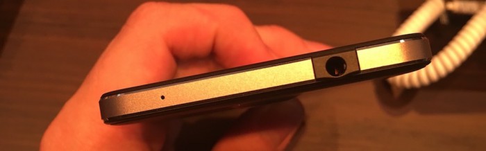 Lumia 650:n metallireunan katkaisevat muoviset kohdat kuulokeliitännän ja Micro-USB:n ympärillä. Muuten metalliosassa ei ole katkeamia.
