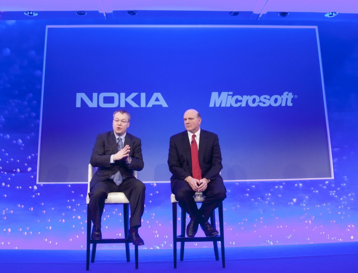 Nokian Stephen Elop ja Microsoftin Steve Ballmer kertomassa Windows Phone -diilistä 11. helmikuuta 2011