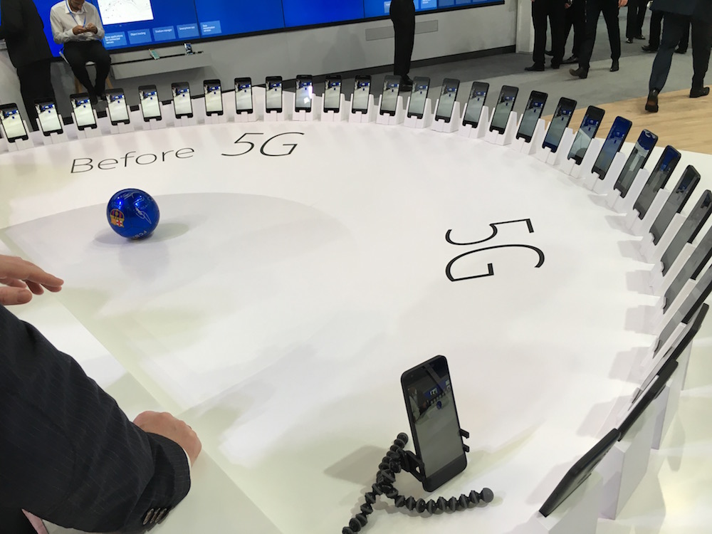 Nokia esittelee liikutettavan pallon avulla, kuinka 5G-verkoissa videon siirto tehostuu.