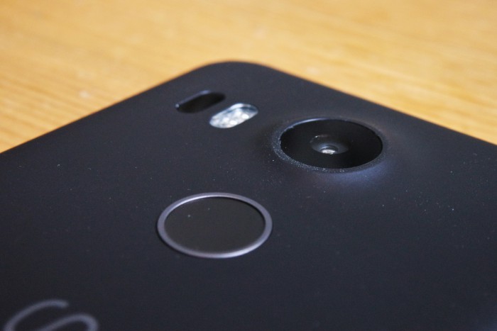 Nexus 5X:ssä on 12,3 megapikselin takakamera lasertarkentimella.