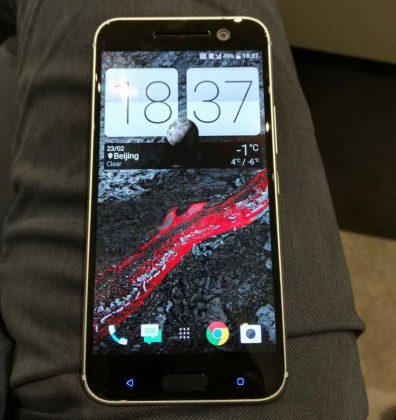 HTC 10 on nähty jo lukuisissa vuotokuvissa - tässä live-tilanteessa edestäpäin.
