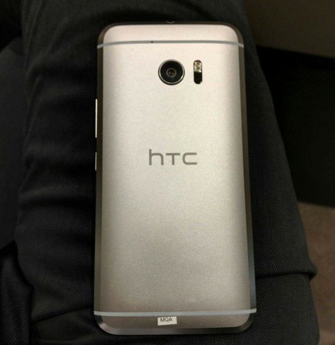 HTC 10 takaa.
