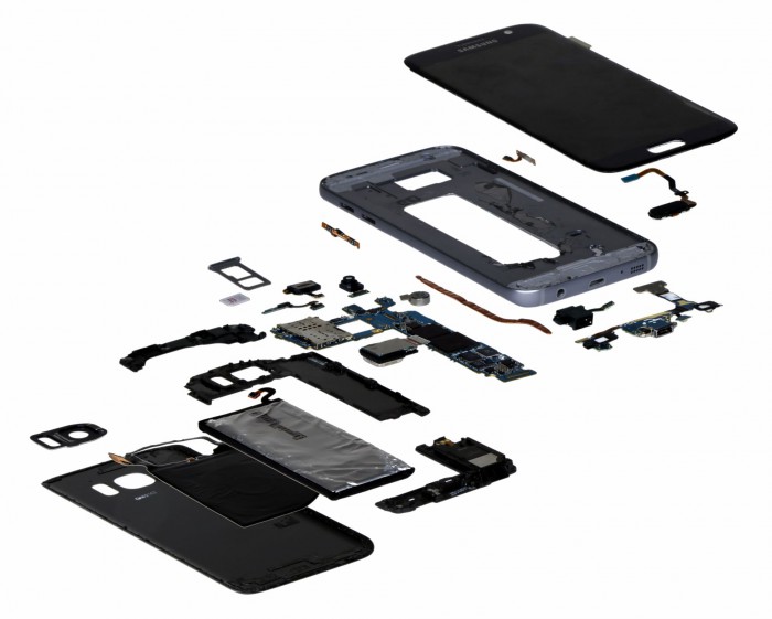 Samsung Galaxy S7:n hajotettuna komponentteihinsa IHS:n kuvassa.