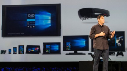 Microsoftin Windows- ja laiteyksikön vetäjä Terry Myerson Build 2016 -tapahtuman lavalla. Puhelimet olivat jo sivuosassa.