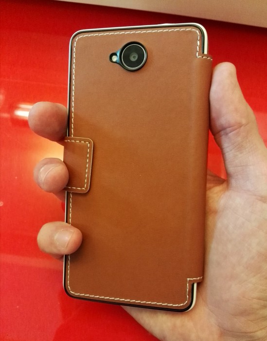 Mozon ruskea flip-kuori jättää tarkoituksella Lumia 650:n metallireunukset näkyviin.