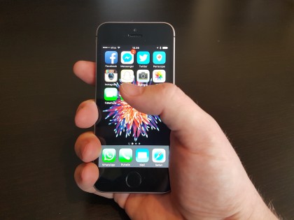 iPhone kannattaa nyt ehdottomasti päivittää. Kuvassa iPhone SE.