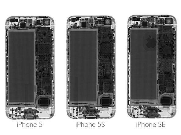 iFixitin vertailussa iPhonet 5, 5s ja SE. Silmiinpistävin ero on uusimman mallin logo takakuoressa.