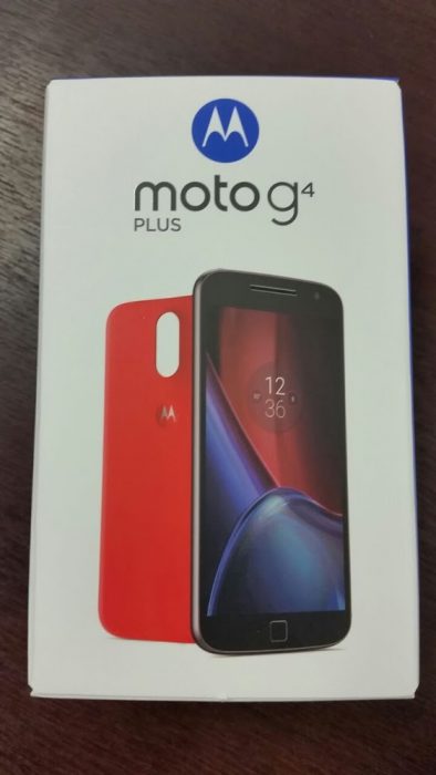 Moto G4 Plus -puhelimen myyntipakkaus vuotokuvassa.