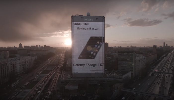 Lähes sata metriä korkea Galaxy S7 edge muistuttaa Moskovan kansalaisia Samsungin olemassa olosta.