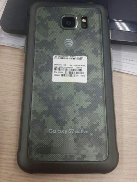 Galaxy S7 activen takakuorta koristaa armeijakuosi.