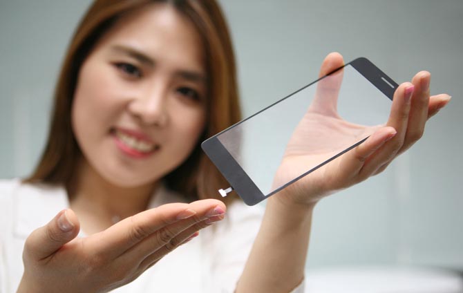LG Innotek yhdisti sormenjälkitunnistimen puhelimen etupuolta suojaavaan lasipaneeliin.