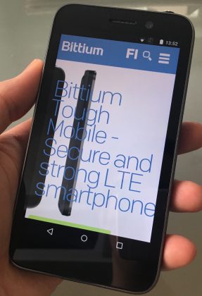 Bittium Tough Mobile on kookas ja painava sekä olemukseltaan erittäin jykevä.