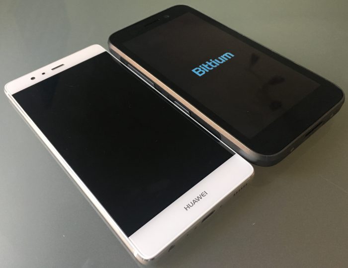 Tough Mobile on paksu - rinnalla verrokkina älypuhelinten ohuempaan kaartiin lukeutuva Huawei P9.