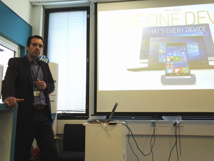 Mika Arhi esittelemässä HP Elite x3 -älypuhelinta.