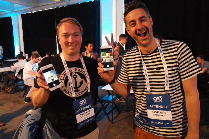Futureflyn perustajiin lukeutuvat Pietari Päivänen ja Oskari Häkkinen olivat Arctic15:ssä tapaamassa sijoittajia ja mediaa. Kuvassa he poseeraavat Rawr-hahmojensa selfie-kuvien kanssa.