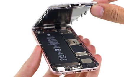iPhone 6s:n akku iFixitin kuvassa.