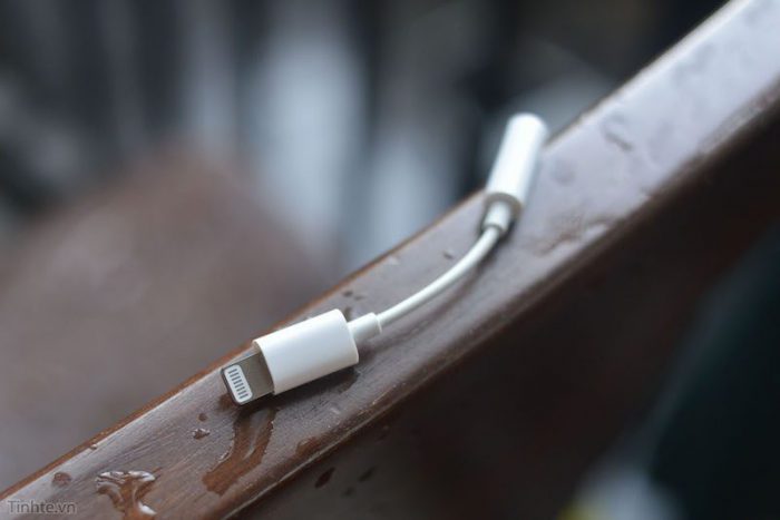 Kuvassa väitetty Applen Lightningin-liitännän ja 3,5 millimetrin kuulokeliitännän adapteri.