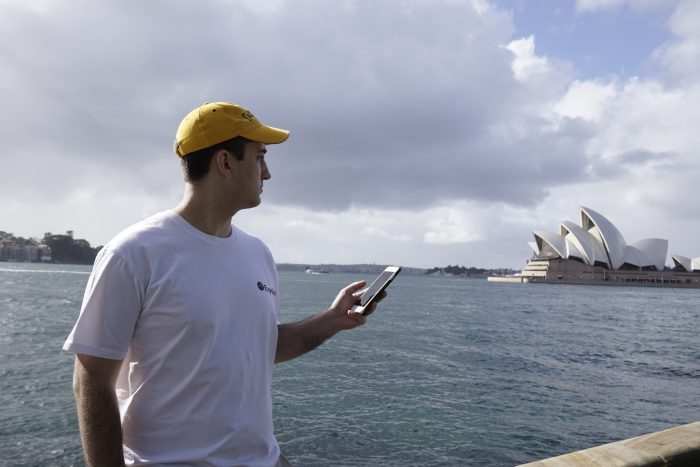 Nick Johnson matkusti muun muassa Sydneyn rannoille nappaamaan Pokémoneja.