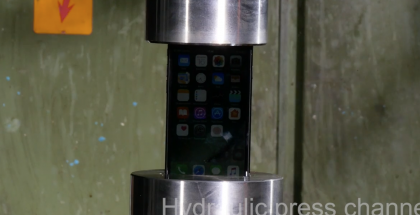 iPhone 7 on kokemaisillaan loppunsa hydraulisessa prässissä.