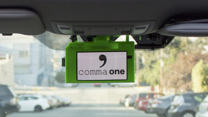 Comma One integroituu auton taustapeiliin ja luottaa toiminnassaan pääosin sisältämänsä kameran tarjoamaan tietoon.