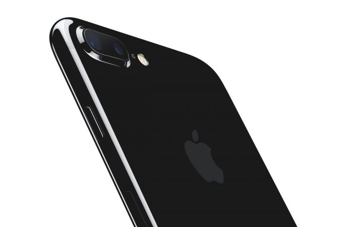 iPhone 7 Plussassa on takana 2x optisen zoomin ja boke-efektin muotokuvatilan tarjoava kaksoiskamera.