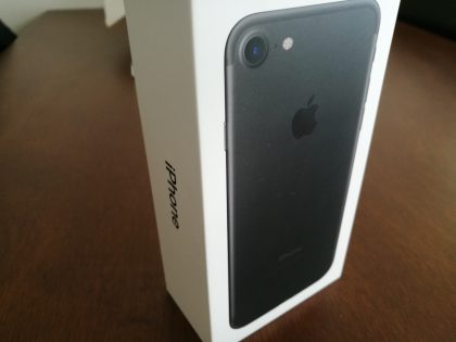 Mustan iPhone 7:n myyntipakkaus.