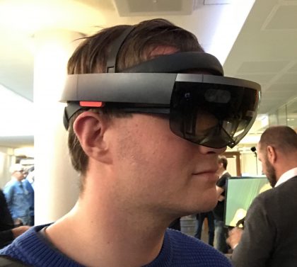 Vielä toistaiseksi HoloLens on varsin kookas laite. Uudet versiot ovat todennäköisesti pienempiä ja kevyempiä.