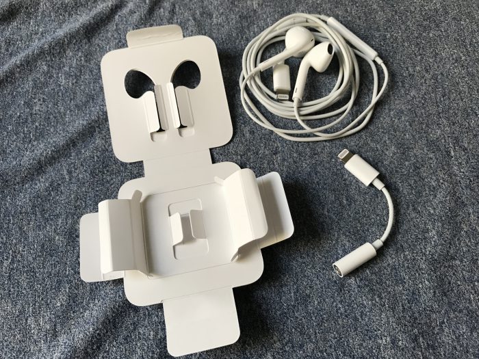 Apple toimittaa iPhone 7:n mukana Lightning-liitännälliset kuulokkeet ja adapterin perinteiselle kuulokeliitännälle. Aiemmasta poiketen kuulokkeille ei tule enää mukana muovikoteloa, vaan ne löytyvät myyntipakkauksesta pahvissa joka auki taiteltuna näyttää vähän robotilta.