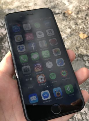 iPhone 7:ssä muotoilu on samaa, mutta mustat värit uusia.