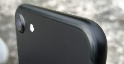 Mustassa iPhone 7:ssä antennijuovat sulautuvat hyvin mustaan kokonaisuuteen.
