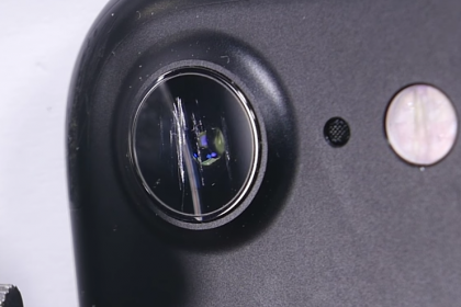 iPhone 7:n kameran linssi naarmuuntui käsittelyssä.