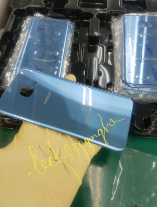 Samsung Galaxy S7 edge Blue Coral -värinä SamsungVN:n aiemmin julkaisemassa vuotokuvassa.