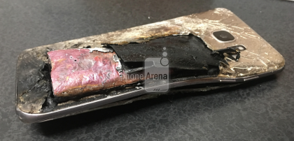 Viimeisimmässä tapauksessa räjähtänyt Galaxy S7 edge PhoneArenan kuvassa.