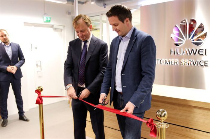 Huawein liikkeen esittelytilaisuudessa nauhan leikkasivat Hjallis Harkimo sekä Huawein kuluttajaliiketoimintajohtaja Mika Engblom.