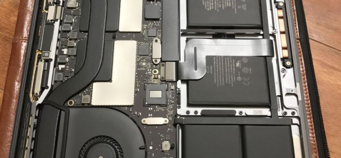 Kuvassa esiintyvän Applen 15 tuuman MacBook Pron Touch Barilla sisälläkin näyttäisi olleen tilaa suuremmillekin akuille.
