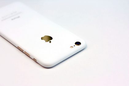 Tässä kuvassa EI OLE vuotanut kuva uudesta iPhone-värivaihtoehdosta, vaan jälkikäteen väriltään yksilöllisesti kustomoitu iPhone 7.