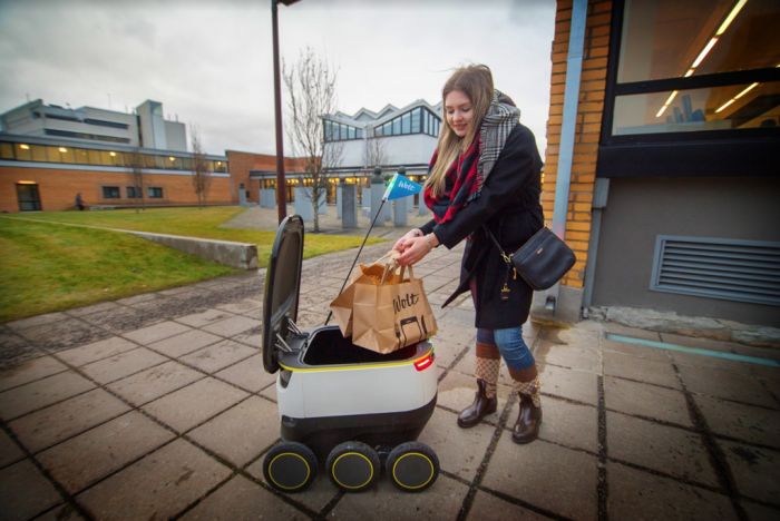 Tallinnan teknillisen yliopiston opiskelija Diana Makhova ottaa vastaan yhden historian ensimmäisistä Wolt-robottikotiinkuljetuksista