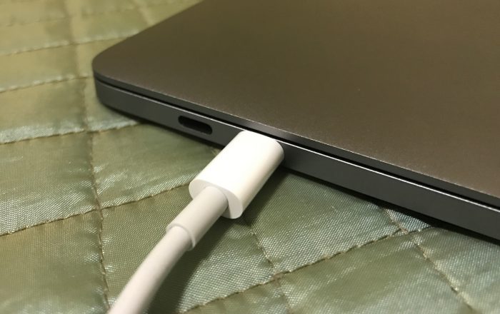 Uutta MacBook Prota voi ladata mistä tahansa sen neljästä USB-C-portista, mikä on erinomainen parannus.