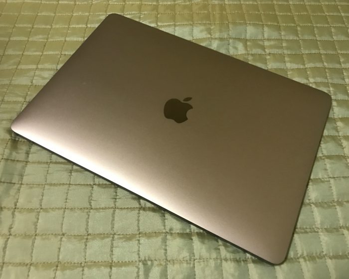 Uusi tummempi tähtiharmaa väri on tullut uuden MacBook Pron mallistoon.